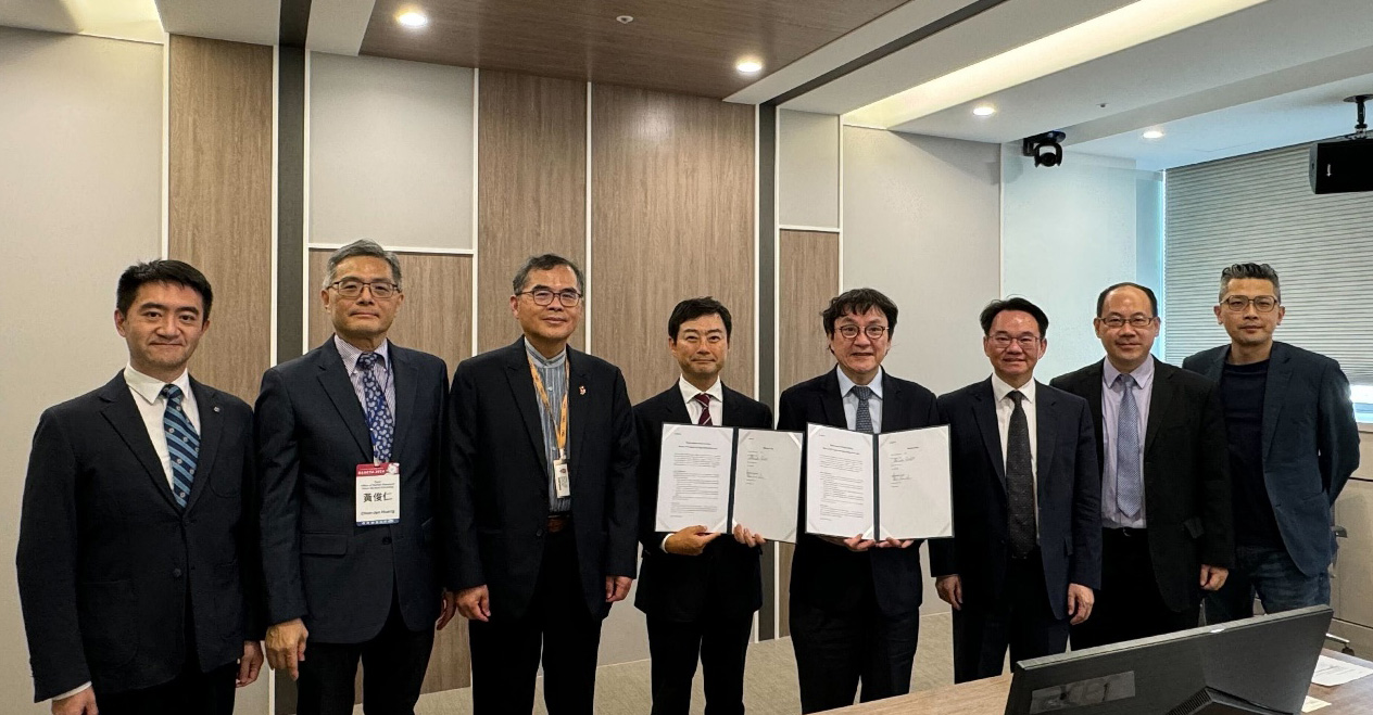 Photo at the MOU signing ceremony at Taipei Medical University, Taipei, Taiwan (Fourth from the left: DCT Japan CEO: Dr. Shinsuke Muto. Fourth from the right: Taipei Medical University President: Dr. Mai-Szu Wu.)